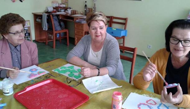 20 - Podopieczni stowarzyszenia Serce za serce tworzą piękne, barwne prace