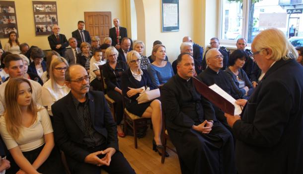 Uczcili pamięć Jana Pawła II i nagrodzili zdolnych uczniów - 03
