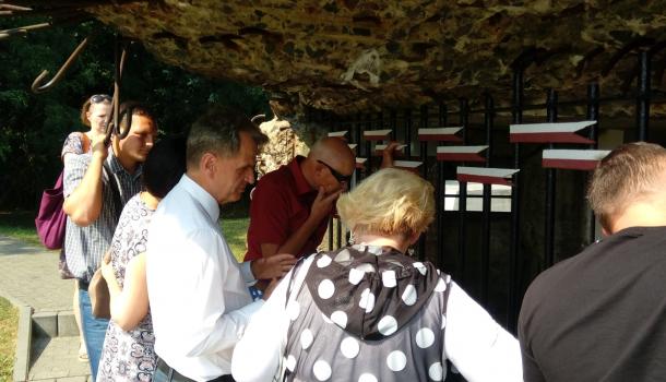 Delegacja pod Mauzoleum Żółnierzy w Uniszkach 