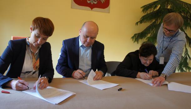 Dotacje na wymianę pieców - podpisanie umów - 09