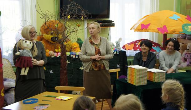 Wręczanie książek przedszkolakom - 15