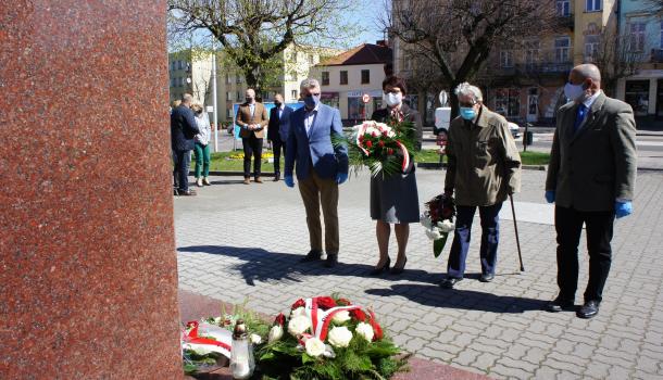 Złożenie kwiatów pod pomnikiem - 03