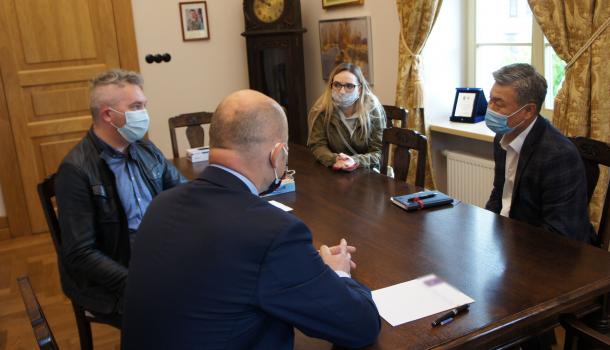 Przekazanie darowizny od prezesów firm koreańskich - 01