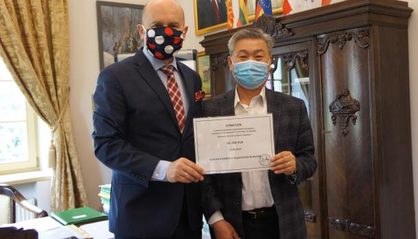Przekazanie darowizny od prezesów firm koreańskich - 03
