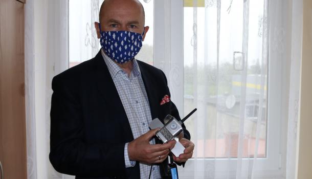 Burmistrz Sławomir Kowalewski z czujnikiem