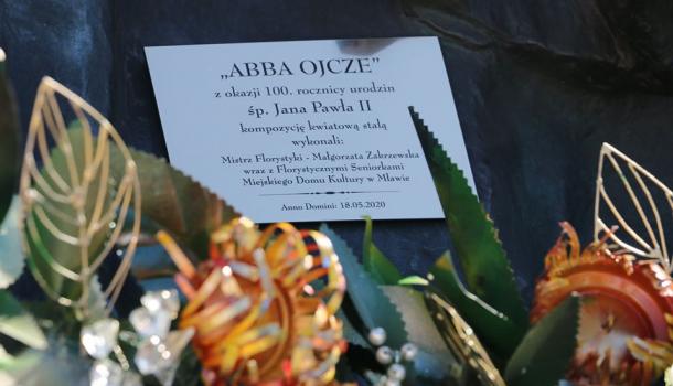 Pomnik Jana Pawła II z bukietem mławskich florystek - 3
