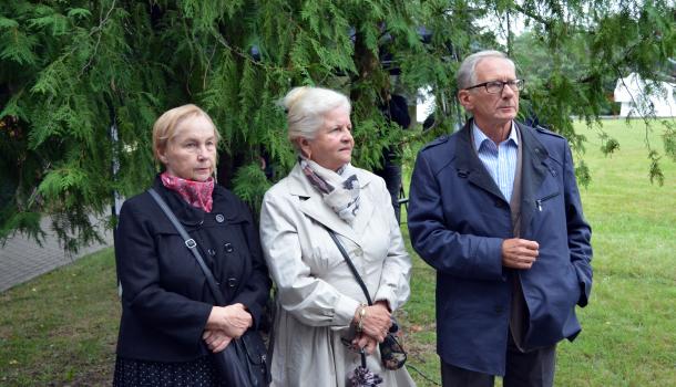 Uczestnicy uroczystości w Uniszkach Zawadzkich