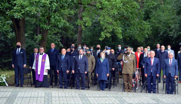Uczestnicy uroczystości w Uniszkach Zawadzkich