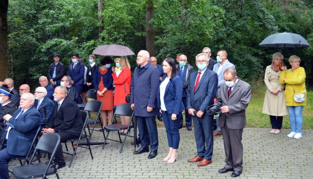 Uczestnicy uroczystości w Uniszkach Zawadzkich