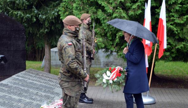 Składanie kwiatów pod Mauzoleum Żołnierzy Września