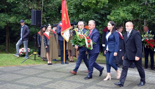 Składanie kwiatów pod Mauzoleum Żołnierzy Września