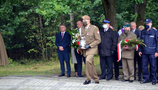 Składanie kwiatów pod Mauzoleum Żołnierzy Września