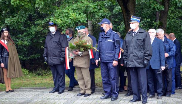Składanie kwiatów pod Mauzoleum Żołnierzy Września