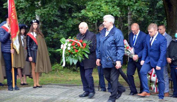 Składanie kwiatów pod Mauzoleum Żołnierzy Września