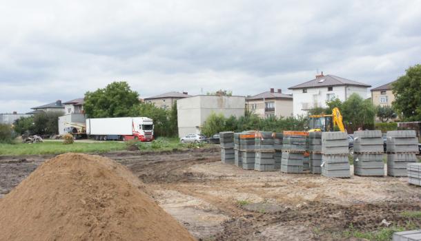 Na plac budowy przywieziono materiały 