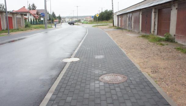 Przy garażach jeszcze niedawno trudno było przejechać, teraz ułożono gładką powierzchnię