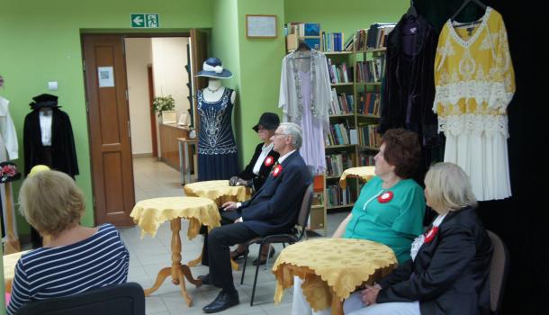 Uczestnicy spotkania w bibliotece