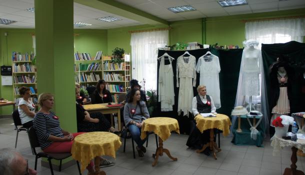 Uczestnicy spotkania w bibliotece