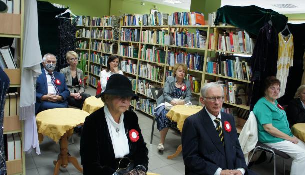 Uczestnicy spotkania w bibliotece