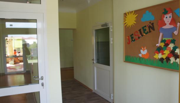Korytarz budynku B Miejskiego Przedszkola Samorządowego nr 4 w Mławie