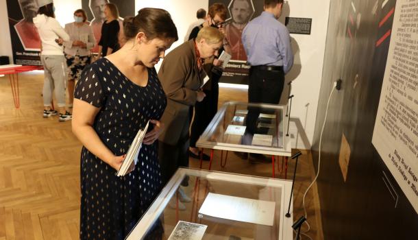 Uczestnicy wernisażu w sali wystaw czasowych oglądają eksponaty