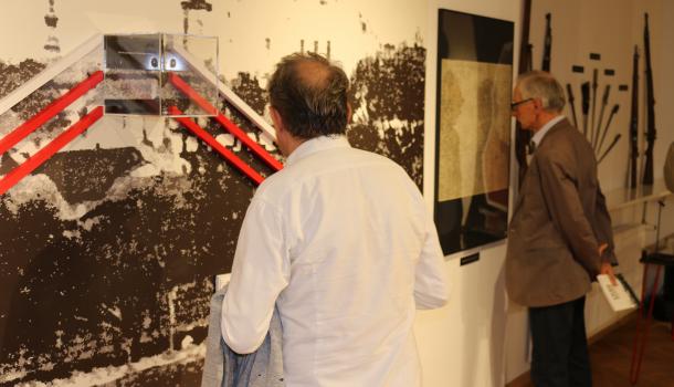 Uczestnicy wernisażu w sali wystaw czasowych oglądają eksponaty