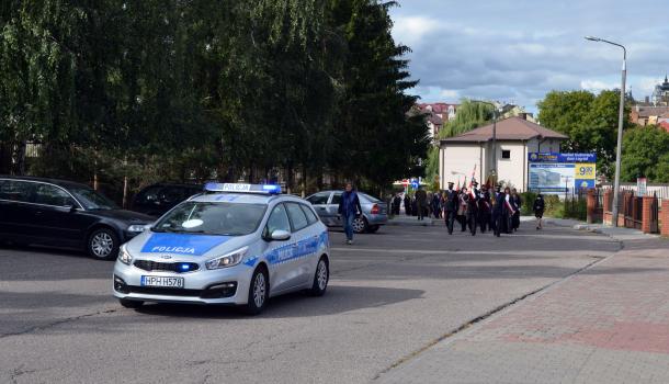 Przemarsz z kościoła pw. Świętej Trójcy na cmentarz parafialny