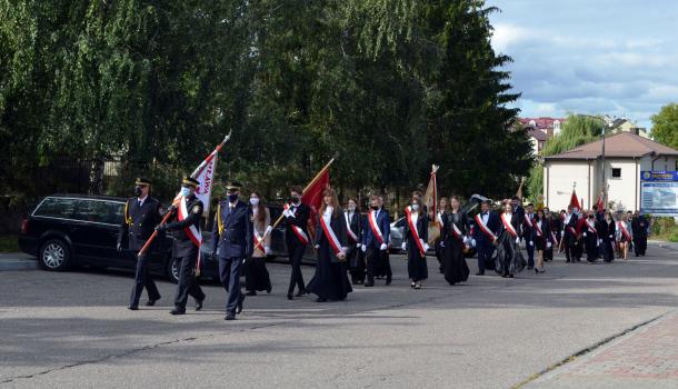 Przemarsz z kościoła pw. Świętej Trójcy na cmentarz parafialny