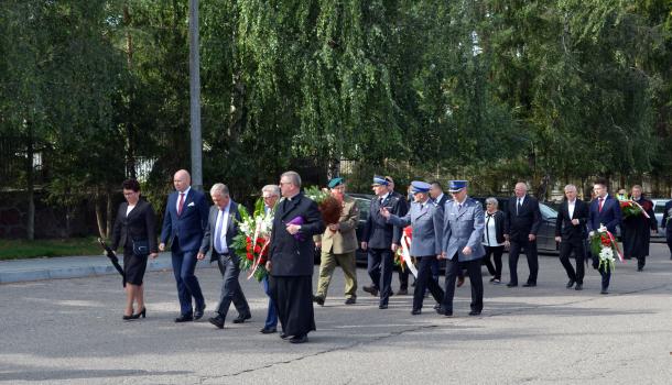 Przemarsz z kościoła pw. Świętej Trójcy na cmentarz parafialny