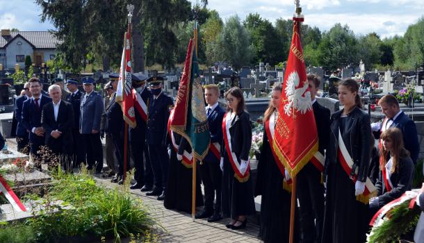 Uczestnicy uroczystości na cmentarzu parafialnym