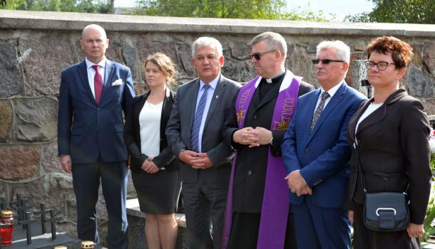 Gospodarze i goście uroczystości na cmentarzu