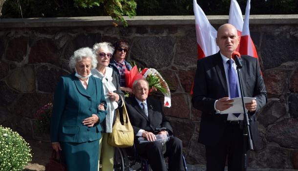 Grzegorz Dzikowski wraz z członkami mławskiego oddziału Związku Sybiraków