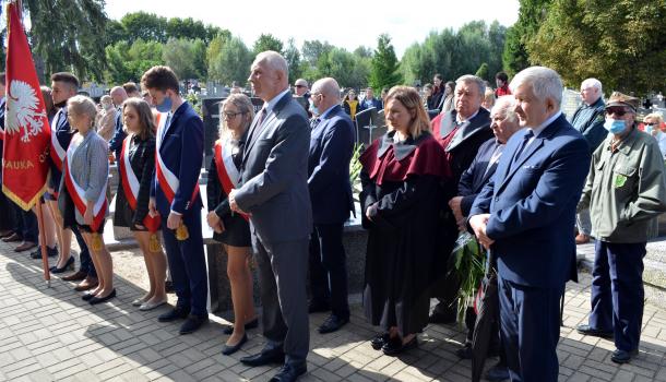 Uczestnicy uroczystości na cmentarzu parafialnym