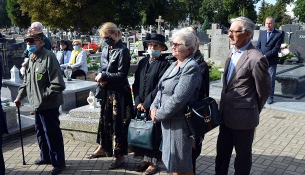 Uczestnicy uroczystości na cmentarzu parafialnym