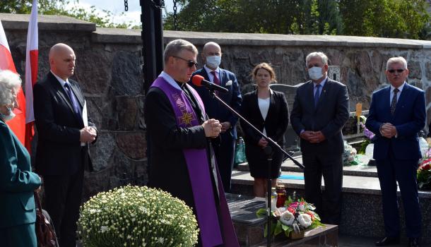 Ks. Sławomir Krasiński prowadzi modlitwę w intencji Sybiraków