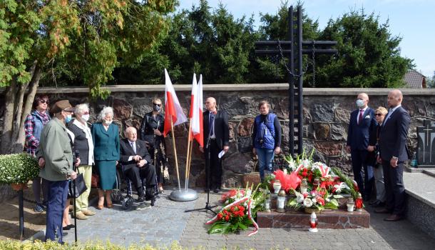 Gospodarze uroczystości przy pomniku Sybiraków