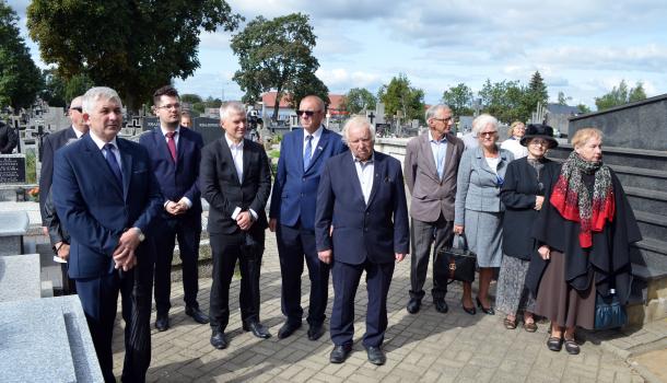 Uczestnicy uroczystości na cmentarzu parafialnym