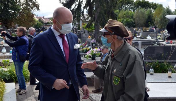 Burmistrz Sławomir Kowalewski i druh Kazimierz Lewandowski z kręgu seniorów ZHP
