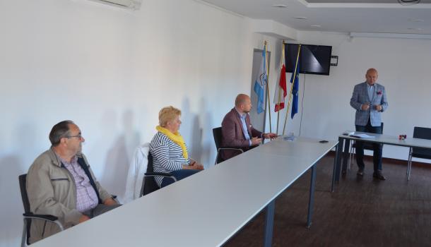 Uczestnicy spotkania w sali na piętrze Miejskiego Domu Kultury