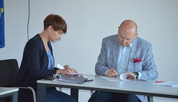 Burmistrz Miasta Mława Sławomir Kowalewski i Skarbnik Miasta Mława Justyna Aptewicz podpisują umowy