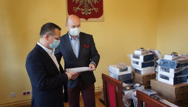 Burmistrz Miasta Mława Sławomir Kowalewski przekazuje komputery do zdalnego nauczania