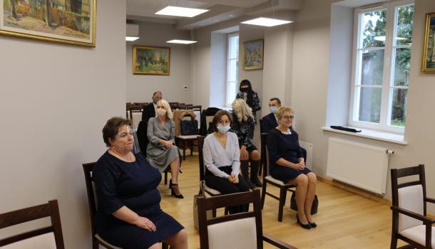 Nauczyciele z dyrektorami na wręczeniu nagród przez Burmistrza Miasta Mława