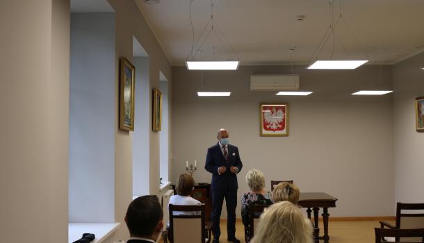Burmistrz Sławomir Kowalewski i nauczyciele z dyrektorami placówek na uroczystości wręczenia nagród