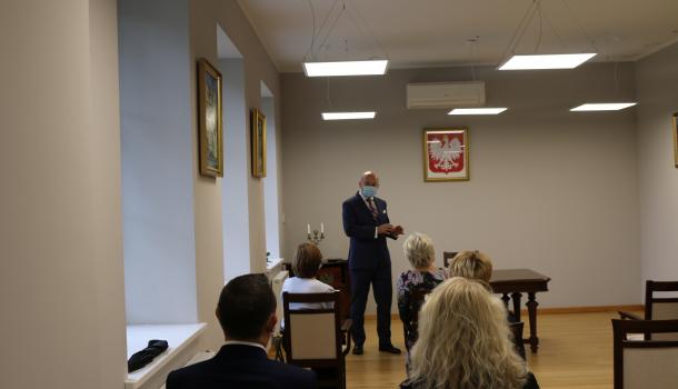 Burmistrz Sławomir Kowalewski i nauczyciele z dyrektorami placówek na uroczystości wręczenia nagród