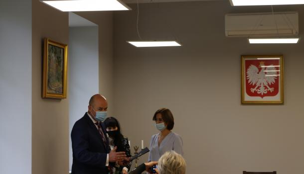 Burmistrz Sławomir Kowalewski wręcza nagrodę nauczycielowi