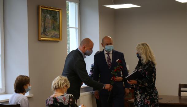Burmistrz Sławomir Kowalewski wręcza nagrodę nauczycielowi