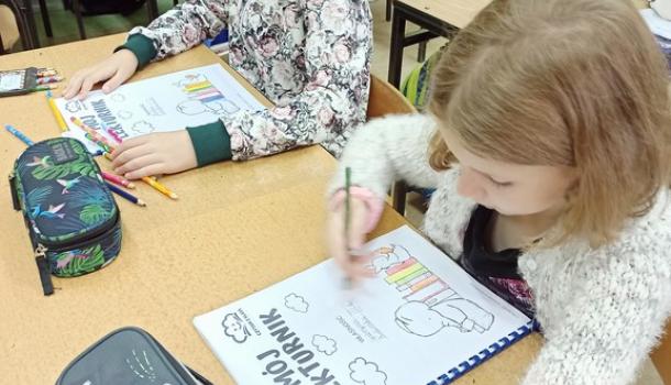 CZYTAMY Z KLASĄ - lekturki spod chmurki w Szkole Podstawowej nr 7 w Mławie