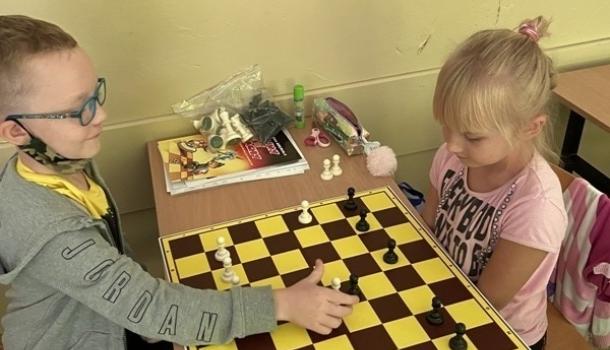 Szachy w szkole na zajęciach pozalekcyjnych wiedzy w ZPO2 w Mławie