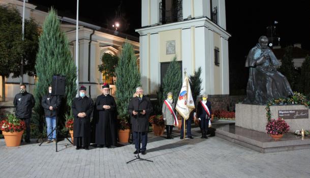 Prowadzący uroczystość przy pomniku św. Jana Pawła II