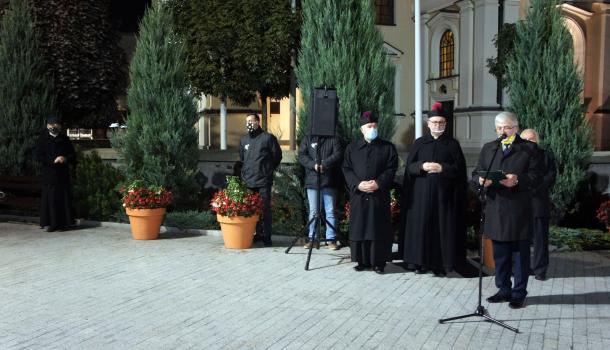 Prowadzący uroczystość przy pomniku św. Jana Pawła II